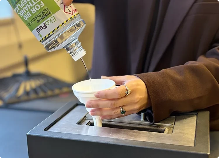 točenje bioetanolnega goriva s pomočjo lijaka