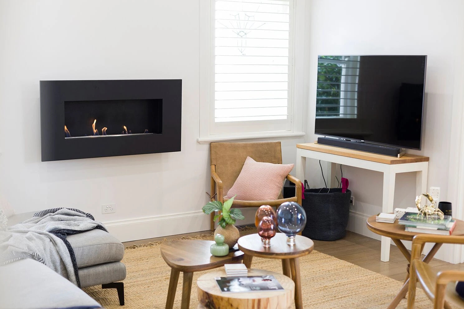 Icon Fires Nero 1150 stenski kamin - črn